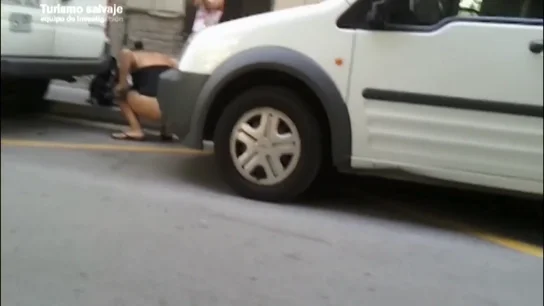 Equipo de Investigación descubre a una turista orinando en la calle en Barcelona Equipo de Investigación descubre a una turista orinando en la calle en Barcelona