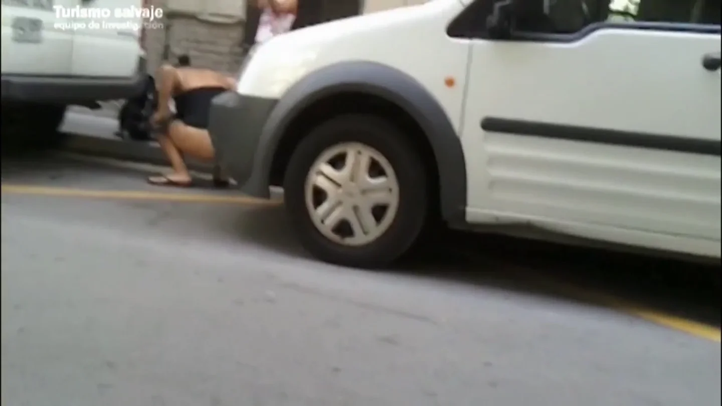 Equipo de Investigación descubre a una turista orinando en la calle en Barcelona Equipo de Investigación descubre a una turista orinando en la calle en Barcelona