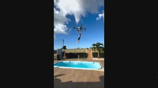 Un joven haciendo 'balconing' desde un dron Un joven haciendo 'balconing' desde un dron