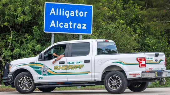 Foto de archivo que muestra a un alguacil custodiando la entrada del centro de detención 'Alligator Alcatraz' en Florida Foto de archivo que muestra a un alguacil custodiando la entrada del centro de detención 'Alligator Alcatraz' en Florida