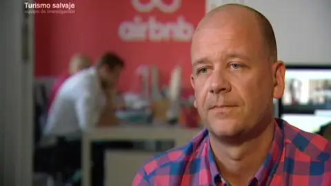 La visita de Equipo de Investigación a la sede de Airbnb en Barcelona: "Dejan en mano de los anunciantes el cumplimiento de la ley" La visita de Equipo de Investigación a la sede de Airbnb en Barcelona: "Dejan en mano de los anunciantes el cumplimiento de la ley"