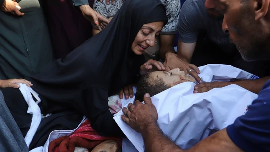 Ciudadanos palestinos lloran la muerte de varios niños tras ataques de Israel Ciudadanos palestinos lloran la muerte de varios niños tras ataques de Israel