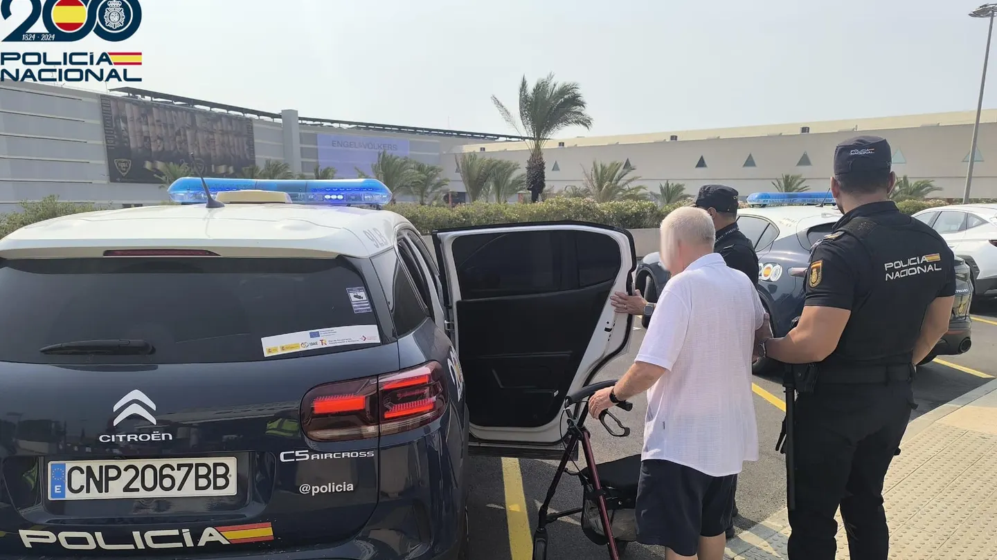 Un anciano detenido en el aeropuerto tras robar objetos valorados en más de 2.000 euros a una turista. Un anciano detenido en el aeropuerto tras robar objetos valorados en más de 2.000 euros a una turista.