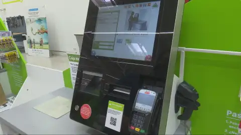 Una máquina de autopago Una máquina de autopago