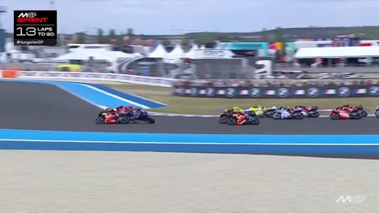 El 'lío' que Márquez evitó por los pelos en su victoria en la 'sprint' del Gran Premio de Hungría El 'lío' que Márquez evitó por los pelos en su victoria en la 'sprint' del Gran Premio de Hungría