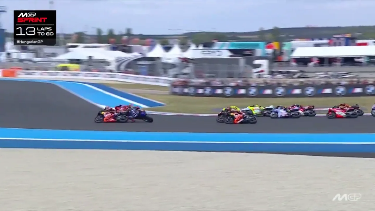 El 'lío' que Márquez evitó por los pelos en su victoria en la 'sprint' del Gran Premio de Hungría El 'lío' que Márquez evitó por los pelos en su victoria en la 'sprint' del Gran Premio de Hungría