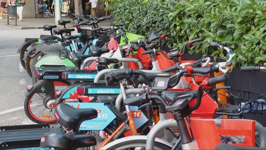 Las calles de Barcelona se llenan de bicicletas mal aparcadas: la Guardia Urbana ha impuesto más de 2.000 multas este año Las calles de Barcelona se llenan de bicicletas mal aparcadas: la Guardia Urbana ha impuesto más de 2.000 multas este año