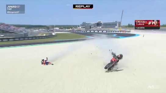 Tremendo Acosta: sufre una terrible caída y se levanta corriendo a buscar una nueva moto Tremendo Acosta: sufre una terrible caída y se levanta corriendo a buscar una nueva moto