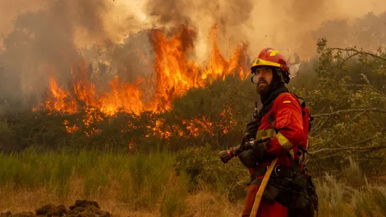 Un efectivo de la Unidad Militar de Emergencias (UME), durante el incendio forestal que permanece activo en Chandrexa de Queixa (Ourense) Un efectivo de la Unidad Militar de Emergencias (UME), durante el incendio forestal que permanece activo en Chandrexa de Queixa (Ourense)