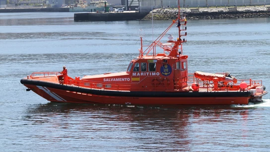 Imagen de un barco de Salvamento Marítimo Desaparecidos doce migrantes después de saltar al agua desde una patera cerca de Cabrera (Baleares)