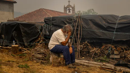 Un vecino tras el incendio de Cualedro, en Ourense. Un vecino tras el incendio de Cualedro, en Ourense.