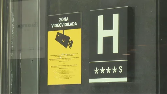 Cartel de un hotel en el centro de Barcelona Cartel de un hotel en el centro de Barcelona