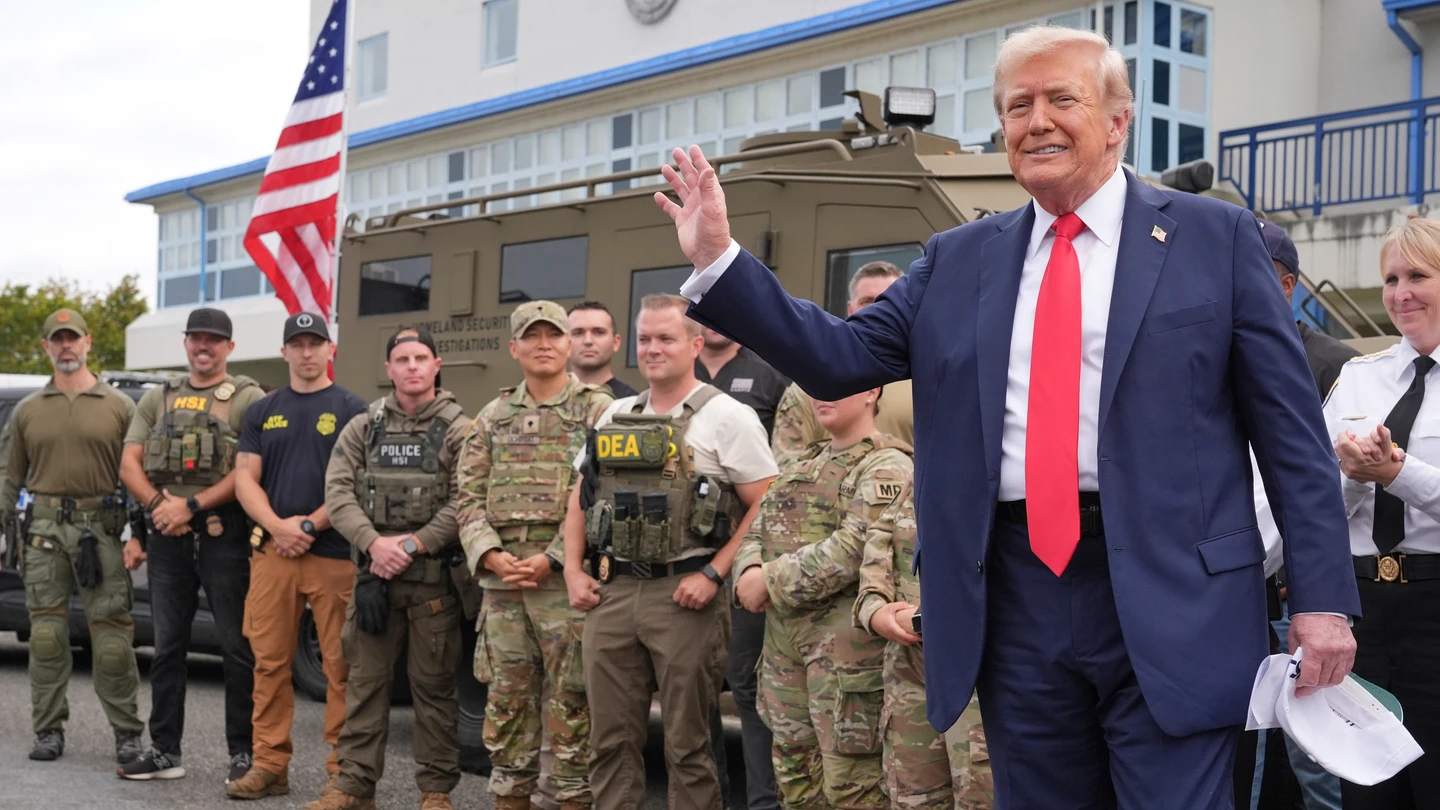 Donald Trump, acompañado de miembros de la Guardia Nacional en Washington Donald Trump, acompañado de miembros de la Guardia Nacional en Washington