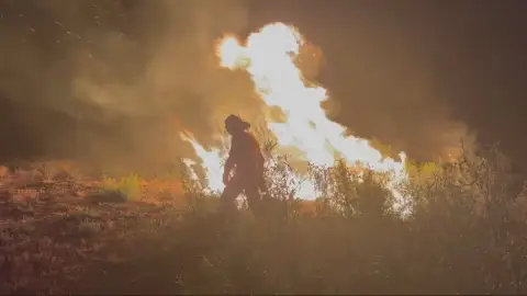 Un bombero lucha contra el fuego Un bombero lucha contra el fuego