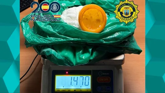 Cocaína encontrada en el coche de un hombre que conducía sin carnet y haciendo una videollamada. Cocaína encontrada en el coche de un hombre que conducía sin carnet y haciendo una videollamada.