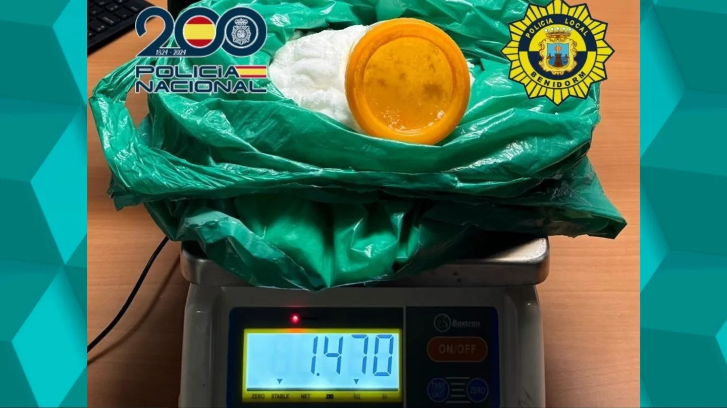 Cocaína encontrada en el coche de un hombre que conducía sin carnet y haciendo una videollamada. Cocaína encontrada en el coche de un hombre que conducía sin carnet y haciendo una videollamada.