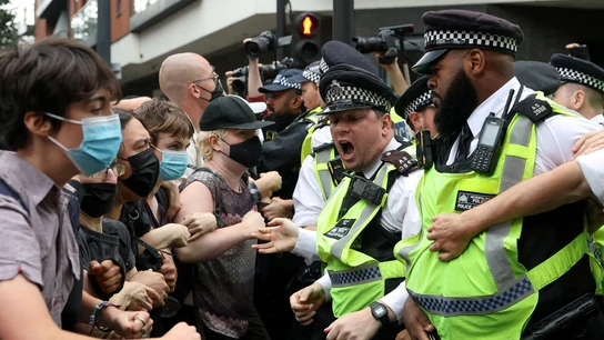 La Policía contiene a varios protestantes que se manifiestan delante de un hotel de Londres La Policía contiene a varios protestantes que se manifiestan delante de un hotel de Londres