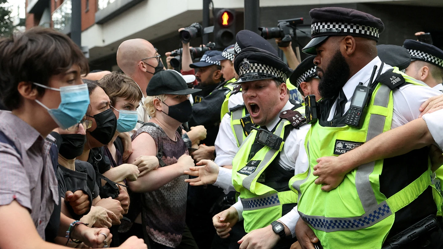 La Policía contiene a varios protestantes que se manifiestan delante de un hotel de Londres La Policía contiene a varios protestantes que se manifiestan delante de un hotel de Londres