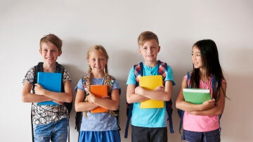 Ni&ntilde;os y ni&ntilde;os preparados para el colegio