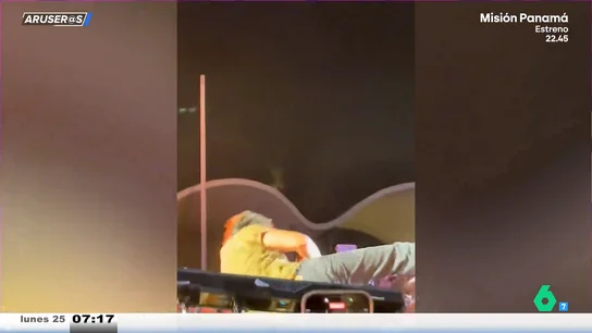 El vídeo de la tremenda caída de Manuel Carrasco sobre el escenario en un concierto en Isla Cristina: "Tiene mucha gracia para caer" El vídeo de la tremenda caída de Manuel Carrasco sobre el escenario en un concierto en Isla Cristina: "Tiene mucha gracia para caer"