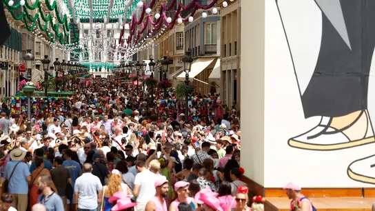 Vista de la calle Larios en Málaga abarrotada de gente con motivo de la Feria de Málaga. Vista de la calle Larios en Málaga abarrotada de gente con motivo de la Feria de Málaga.