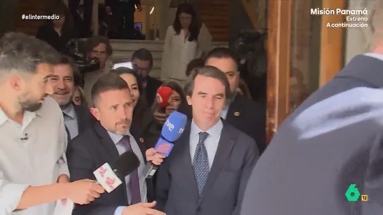 José María Aznar 'huye' de las preguntas de Isma Juárez: "¡Cómo se nota que es runner!" El reportero acudía a un seminario organizado por 'Libertad y Democracia'. Allí tenía la oportunidad de charlar con Jorge Quiroga, expresidente de Bolivia, o Alberto Núñez Feijóo, actual líder del Partido Popular.