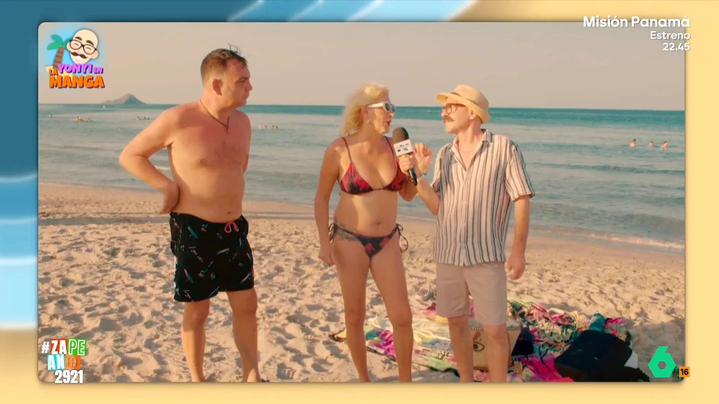 Yonyi Arenas desafía a la gente de La Manga a contarle un chiste: "Una frase de los murcianos que no lleva una sola consonante" Yonyi Arenas continúa visitando las playas de España y en La Manga se encuentra con chistes de todo tipo, así como una fiesta de cumpleaños al ritmo de "esas son reebook o son nike". El momento, en este vídeo.