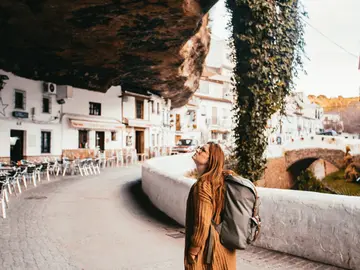 Turista en Setenil de las Bodegas Turista en Setenil de las Bodegas