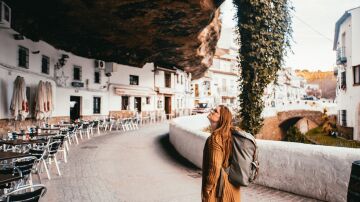 Turista en Setenil de las Bodegas