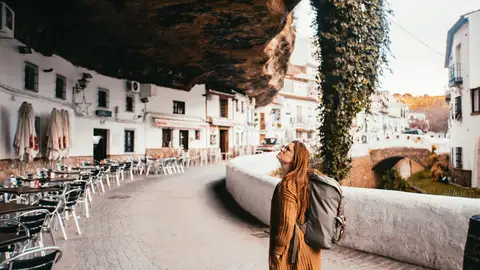 Turista en Setenil de las Bodegas Turista en Setenil de las Bodegas