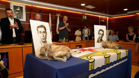Los restos de José Galán Núñez y Manuel Ramiro Souto, dos miembros de la guerrilla antifranquista naturales de Culleredo (A Coruña) y asesinados en 1952 Los restos de José Galán Núñez y Manuel Ramiro Souto, dos miembros de la guerrilla antifranquista naturales de Culleredo (A Coruña) y asesinados en 1952