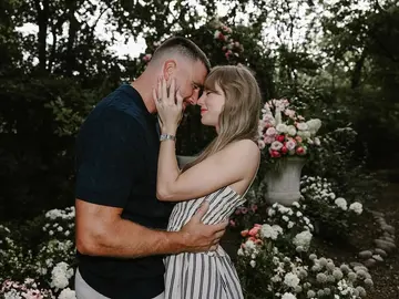 Imagen del anuncio de Taylor Swift y Travis Kelce Imagen del anuncio de Taylor Swift y Travis Kelce