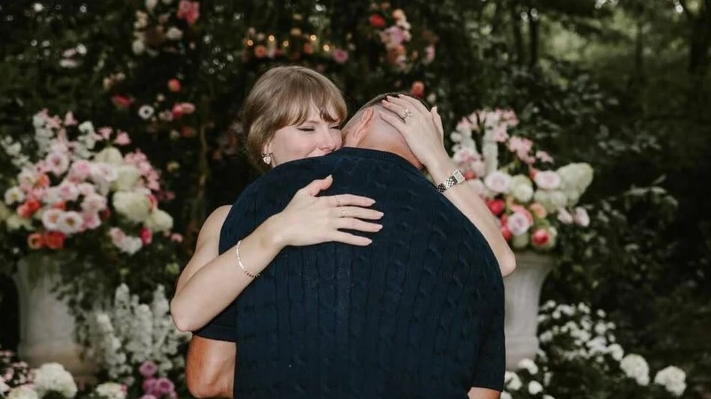 Imagen del anuncio de Taylor Swift y Travis Kelce Imagen del anuncio de Taylor Swift y Travis Kelce