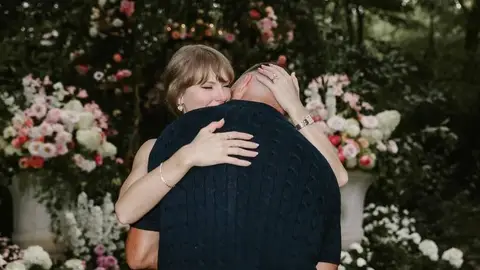 Imagen del anuncio de Taylor Swift y Travis Kelce Imagen del anuncio de Taylor Swift y Travis Kelce