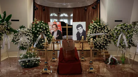 Féretro del cantante Manuel de la Cava, miembro del Dúo Dinámico, en la sede principal de la SGAE en Madrid Féretro del cantante Manuel de la Cava, miembro del Dúo Dinámico, en la sede principal de la SGAE en Madrid