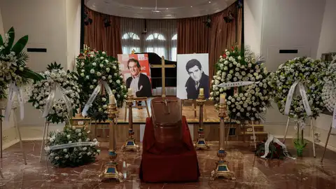 Féretro del cantante Manuel de la Cava, miembro del Dúo Dinámico, en la sede principal de la SGAE en Madrid Féretro del cantante Manuel de la Cava, miembro del Dúo Dinámico, en la sede principal de la SGAE en Madrid