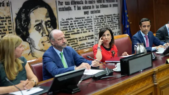 La ministra de Defensa, Margarita Robles (2d), comparece este martes en el Senado, a petición del PP, para dar cuenta del dispositivo de las Fuerzas Armadas desplegado con motivo de los incendios forestales. La ministra de Defensa, Margarita Robles (2d), comparece este martes en el Senado, a petición del PP, para dar cuenta del dispositivo de las Fuerzas Armadas desplegado con motivo de los incendios forestales.