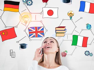 Chica con un móvil aprendiendo  Chica con un móvil aprendiendo