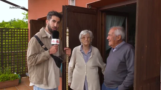 Isma Juárez pregunta si sería aceptado como nuevo vecino de la ecoaldea de Valdepiélagos: "Según como te portes..." El reportero charlaba con Angelines y Juan, dos vecinos de esta ecoaldea. La pareja manifestaba que, para ellos, visitar Madrid, por ejemplo, cada vez era más difícil. "Tanto coche, tanto lío... uy, qué horror", afirmaba Angelines.