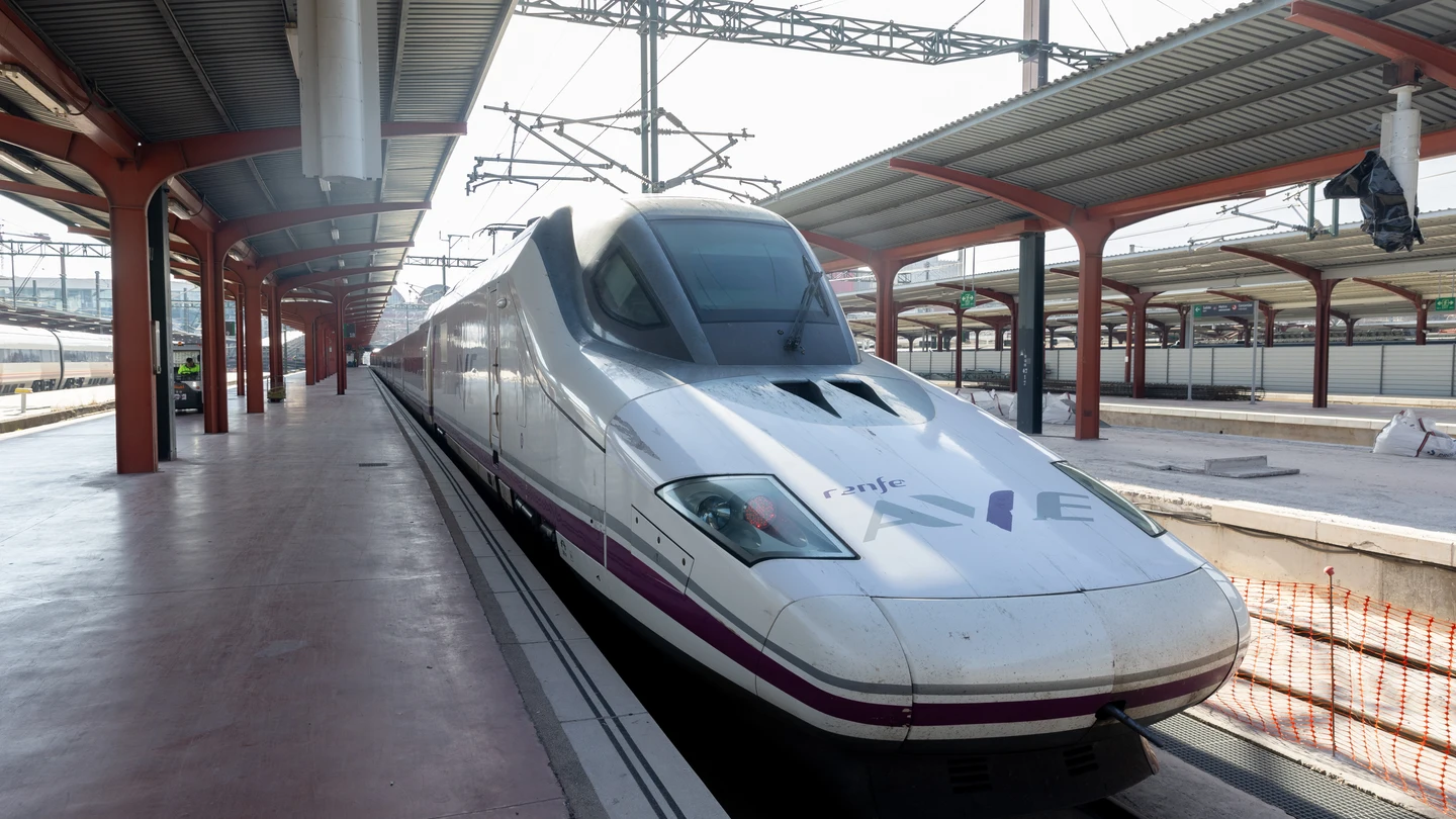 Un tren de Renfe en la estación de Chamartín-Clara Campoamor Un tren de Renfe en la estación de Chamartín-Clara Campoamor