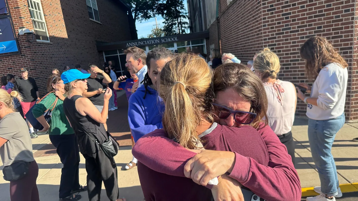 Familiares de alumnos de la Annunciation Catholic School se abrazan tras el tiroteo ocurrido en la escuela de Minneapolis Familiares de alumnos de la Annunciation Catholic School se abrazan tras el tiroteo ocurrido en la escuela de Minneapolis