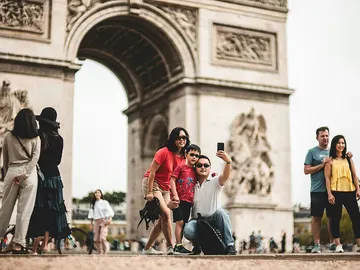 Turistas en el Arco del Triunfo de París Turistas en el Arco del Triunfo de París
