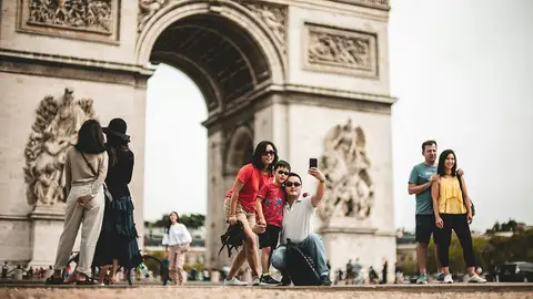 Turistas en el Arco del Triunfo de París Turistas en el Arco del Triunfo de París