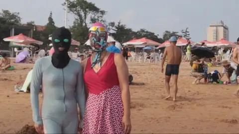 ¿Cambiar la crema solar por un pasamontañas en la playa?: así es el 'facekini' que dispara sus ventas en China ¿Cambiar la crema solar por un pasamontañas en la playa?: así es el 'facekini' que dispara sus ventas en China