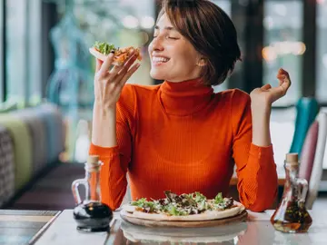 Mujer comiendo Mujer comiendo