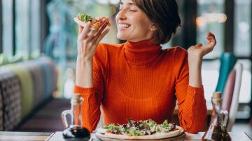 Mujer comiendo Mujer comiendo