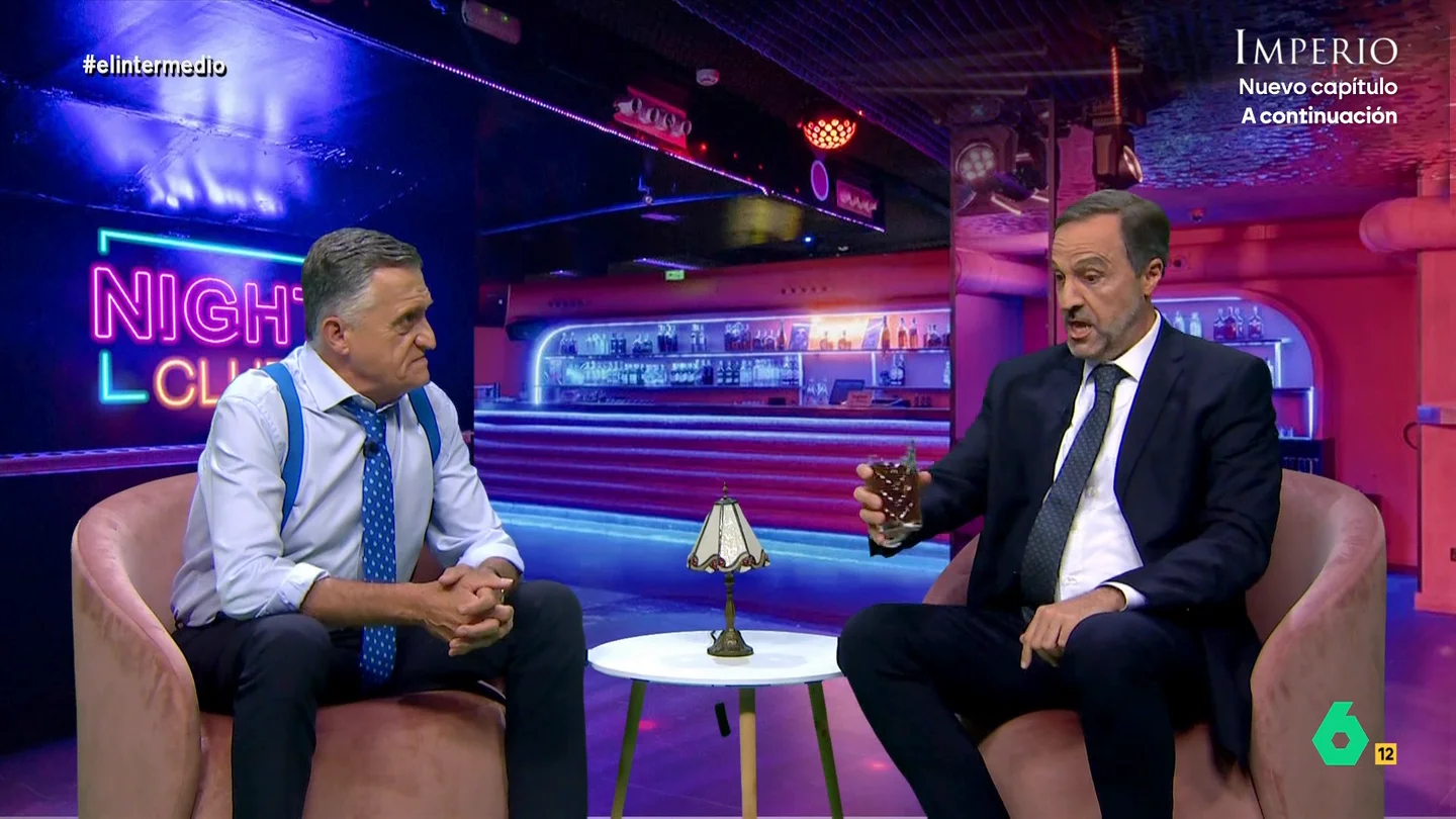 'José Luis Ábalos' desvela el brindis que usaba con Koldo y Cerdán: "Arriba, abajo, al centro, p'adentro 200.000 euros" El 'exministro' se sometía a una novedosa técnica de interrogatorio ideada por El Intermedio para que fuera sincero con respecto a su participación dentro de la trama de corrupción política socialista.