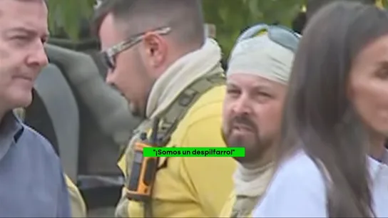 Desplante de los bomberos forestales a Mañueco durante la visita de los reyes a Zamora: "¿Somos un despilfarro?" Desplante de los bomberos forestales a Mañueco durante la visita de los reyes a Zamora: "¿Somos un despilfarro?"