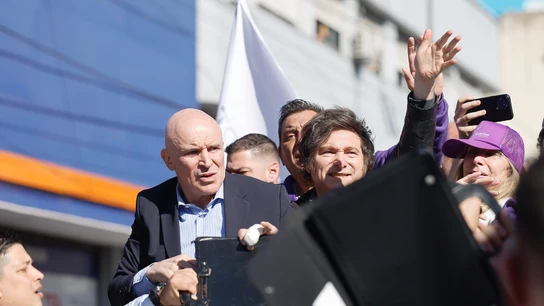 El presidente de Argentina, Javier Milei, saluda durante un acto de campaña de candidatos de su partido este miércoles, en Lomas de Zamora El presidente de Argentina, Javier Milei, saluda durante un acto de campaña de candidatos de su partido este miércoles, en Lomas de Zamora