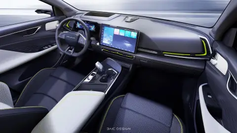El interior del BAIC X55 sigue las tendencias actuales, con una enorme pantalla para la gestión de todos los sistemas de confort y configuración del coche BAIC X55